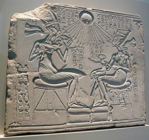 Mājas altāris, kurā redzami Akhenaten, Nefertiti un viņu meitas kaļķakmenī. Amarnas periods.