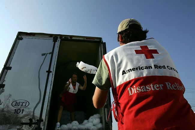 Brīvprātīgais no Amerikas Sarkanā krusta izkrauj ledus maisus cilvēkiem, kuriem tas ir nepieciešams pēc viesuļvētras Katrīna 2005. gada 14. septembrī Biloksi, Misisipi štatā.