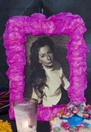 Remedios Varo attēls ir ierāmēts rozā krāsā, sēžot aiz aizdegtas sveces