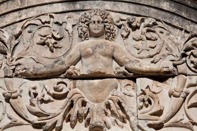 Medusa reljefs Hadrianas templī, Efesā, Turcijā