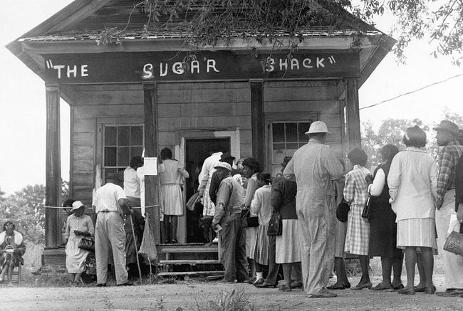 Afroamerikāņu vēlētāji, kas pirmo reizi varēja balsot Vilkoksas apgabalā, Alabamas štatā, pēc federālā vēlēšanu tiesību likuma pieņemšanas 1965. gadā stāv rindā pie vēlēšanu iecirkņa.