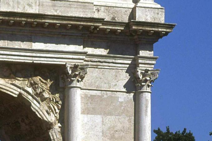 Sīkāka informācija par marmora kompozīcijas galvaspilsētām uz iesaistītajām kompozīcijas kolonnām, kas rekonstruētas uz senās Romas triumfa arkas