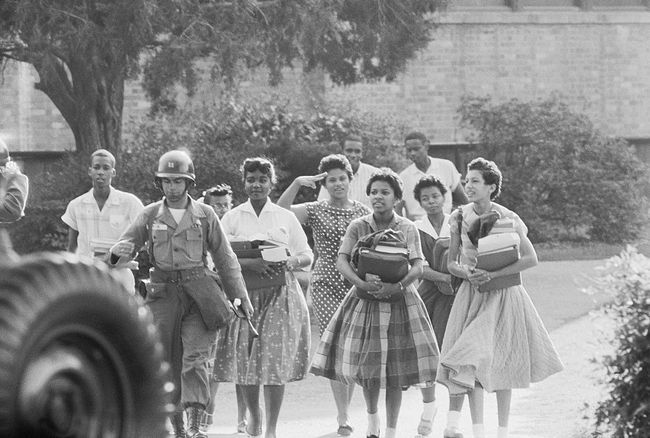 Litlrokas deviņu melnādaino audzēkņi pamet Litlrokas štata Arkanzasas Centrālo vidusskolu pēc kārtējās mācību dienas.