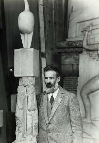 Konstantīns Brancusi ar skulptūru