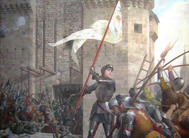Joan of Arc bruņās, vicinot kareivju priekšā baltu un zelta karogu.