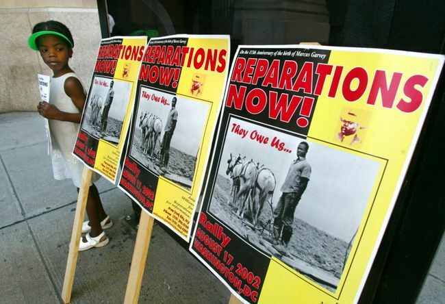 Verdzības reparācijas protestē pie Ņujorkas dzīvības apdrošināšanas kompānijas birojiem Ņū. Protestētāji apgalvo, ka uzņēmums guvis labumu no vergu darba un vēlas saņemt maksājumus transatlantiskās vergu tirdzniecības upuru pēctečiem.
