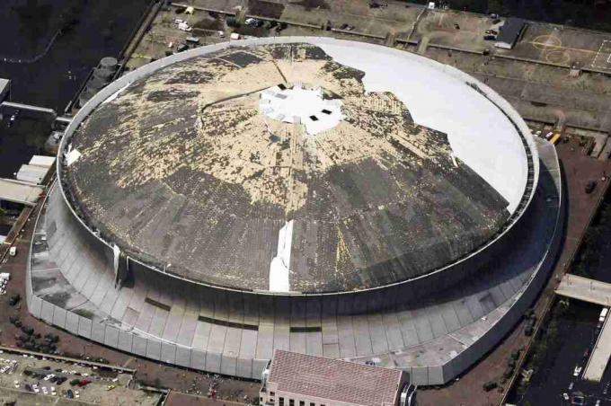 jumta apvalka aerofoto noņemts no puse no stadiona ar kupolu