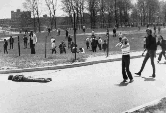 Kentas štatā mirušā studentu protestētāja fotogrāfija