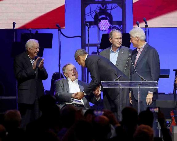 Bijušie ASV prezidenti Džimijs Kārters, Džordžs H.W. Bušs, Baraks Obama, Džordžs V. Bušs un Bils Klintons uzrunā auditoriju 