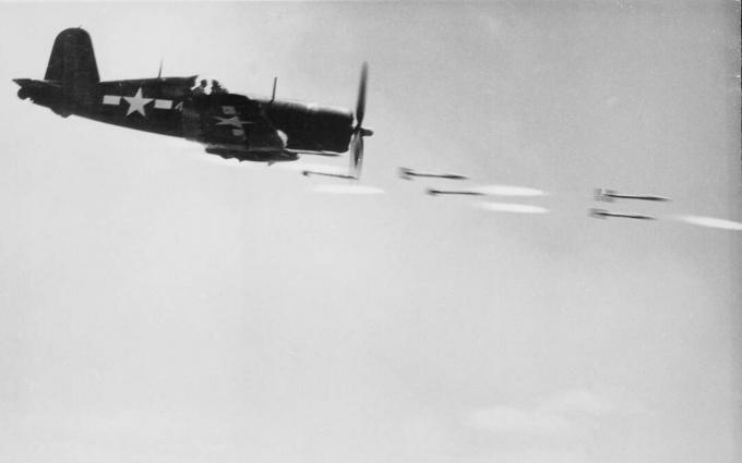F4U Corsair iznīcinātājs, kas šauj raķetes Okinavas kaujas laikā.
