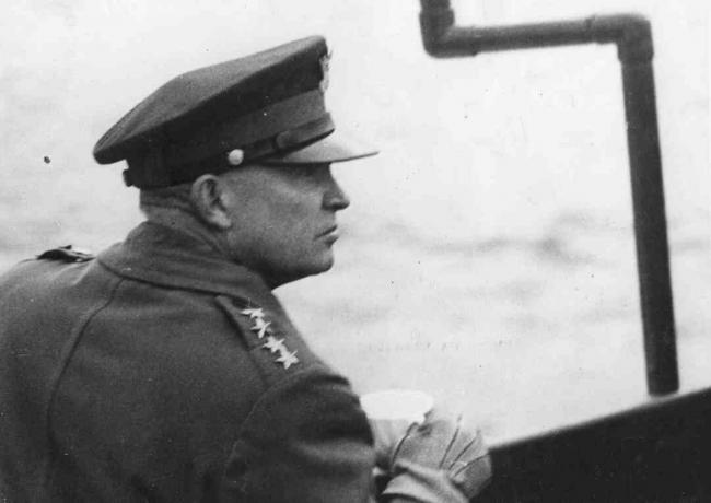 Ģenerālis Dvaits D Eizenhauers (1890 - 1969), Sabiedroto spēku augstākais komandieris, vēro Sabiedroto izkraušanas operācijas no kara kuģa klāja Lamanšā Otrā pasaules kara laikā, jūnijs 1944. Eizenhauers vēlāk tika ievēlēts par 34. ASV prezidentu