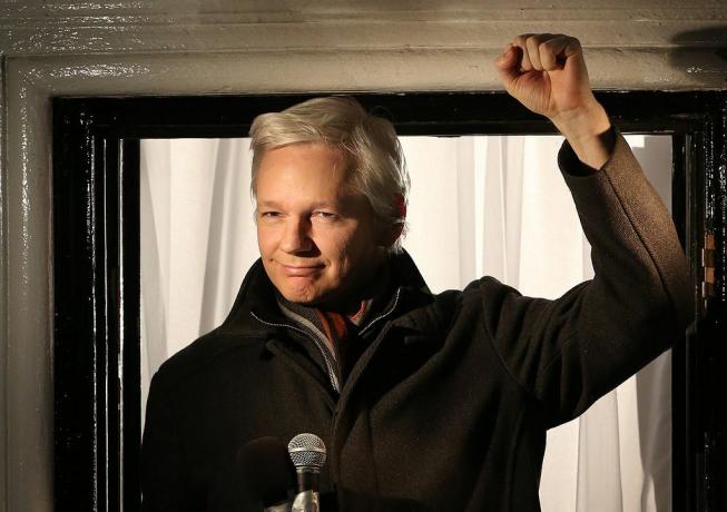 Wikileaks dibinātājs Džūljens Asanžs runā no Ekvadoras vēstniecības 2012. gada 20. decembrī Londonā, Anglijā.