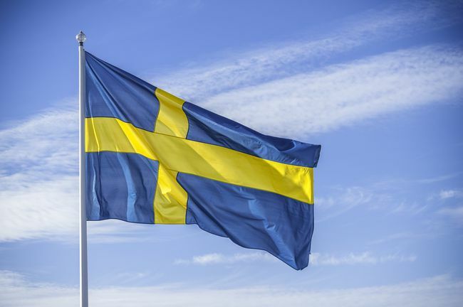 Zviedrijas valsts karogs saules gaismā