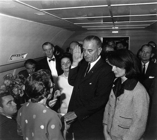 Lyndon B. Džonsons ir zvērināts Air Force One