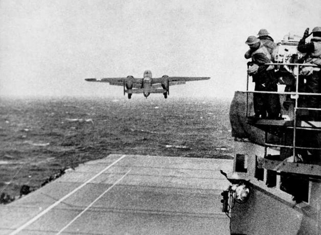 B-25 Mitchell bumbvedēja pacelšanās no gaisa kuģa nesēja aizmugurējais skats.