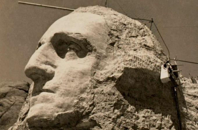 Vašingtonas seja tiek būvēta Mt. Rushmore