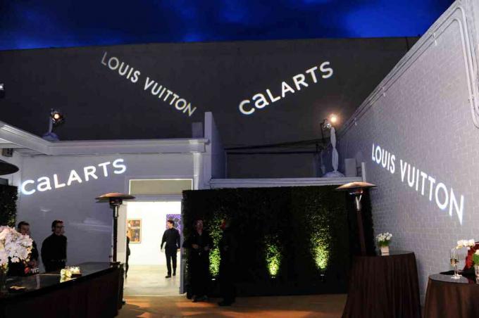 CalArts mākslas pabalsts un izsoles Losandželosā reģistratūras atvēršana pie Regen projektiem