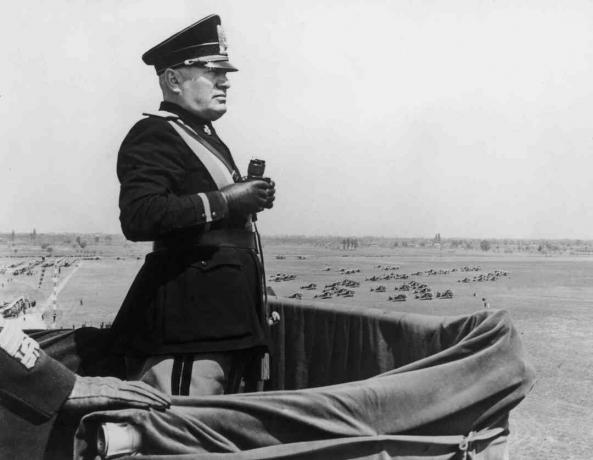 Itālijas diktators Benito Musolīni (1883 - 1945), apmeklējot Turīnu, 1939. gada 16. maijā apseko jauno Kaseles lidostu.