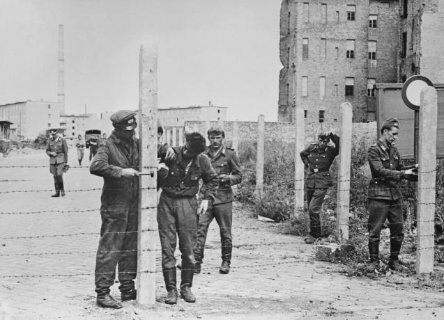 Karavīri, uzstādot dzeloņstiepļu žogus, gatavojoties Berlīnes mūrim 1961. gada 14. augustā.