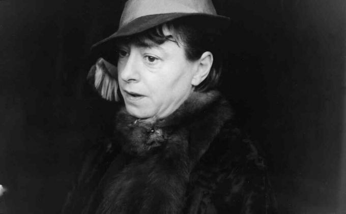 Dorothy Parker portrets cepurē un kažokā