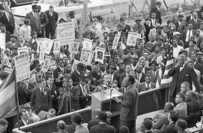 Melnbalta fotogrāfija Kwame Nkrumah, kas uzstājas.