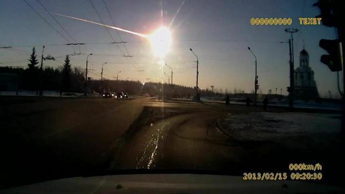 Čeļabinskas meteors, kas redzams no domuzīmes.