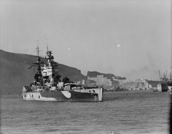 Kaujas kuģis HMS Nelson ostā Mersel-Kebirā, 1942. gadā.