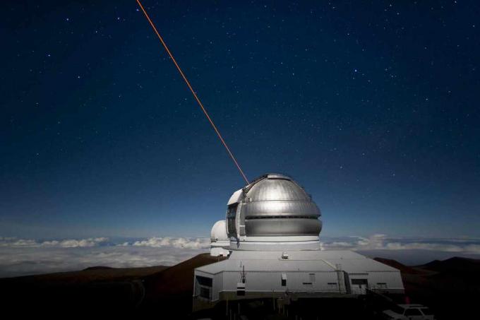 Gemini Observatory North ar lāzera vadotņu zvaigžņu sistēmu.