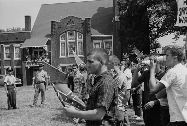 Studentu pūlis Vudlaunas vidusskolā Birmingemā, Alabamas štatā, plīvo ar Konfederācijas karogu, iebilstot pret Birmingemas kampaņas sākumu 1963. gada maijā