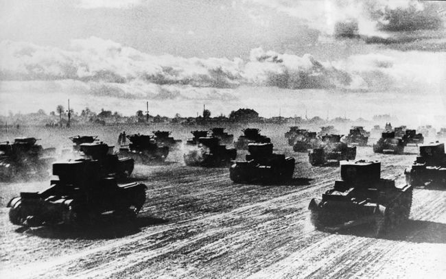 Krievu tanki steidzas uz fronti, 1941. gada jūnijs.