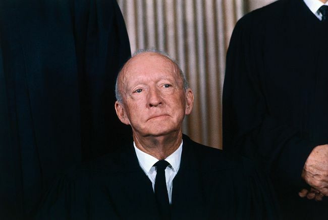 Augstākās tiesas tiesnesis Huge L. Melns.