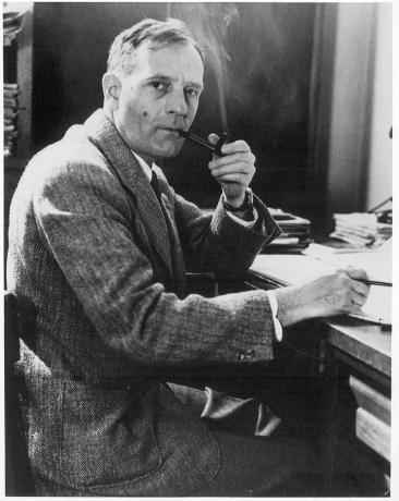 Edvīns P. Habls, astronoms, kurš izmantoja Mount Wilson 100 collu teleskopu tālu galaktiku novērošanai. Viņa darbs noveda pie paplašinātā Visuma atklāšanas.