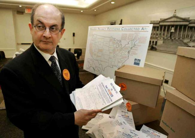 Autore Salman Rushdie iesniedz Patriot Act petīcijas