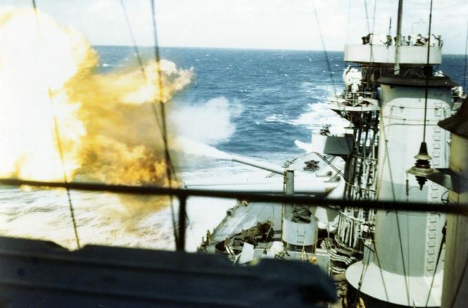 Skatoties pakaļgalā uz kaujas kuģa USS Colorado ar 16 collu lielgabalu šaušanu.