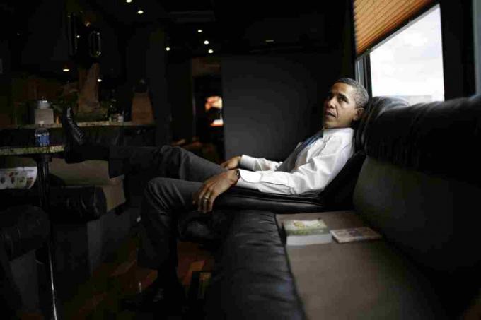 Baraks Obama atpūšas savā 2008. gada kampaņas tūres autobusā