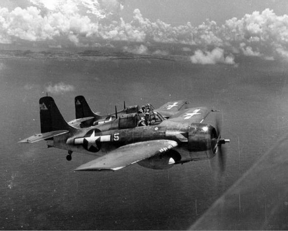 Divi FM-2 Wildcat iznīcinātāji lidojumā virs ūdens.