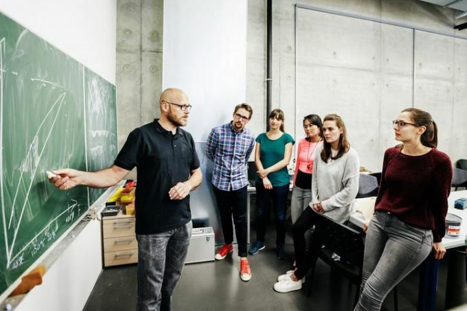 Studenti, kuri mācās grafizēt matemātiskos vienādojumus Dekarta plaknē.