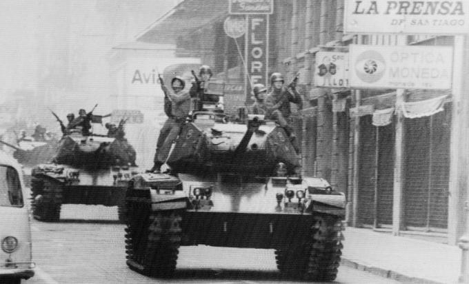 Karavīri brauc uz tvertnēm Santjago (Čīle) ielās, jo armijas ģenerālis Augusto Pinočets ir zvērināts kā prezidents.