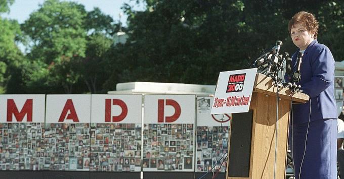 Mātes pret dzērājšoferiem (MADD) Nacionālā prezidente Millie Webb uzstājas 20. gadadienas mītiņa laikā pie ASV Kapitolija, 2000. gada 6. septembrī Vašingtonā.