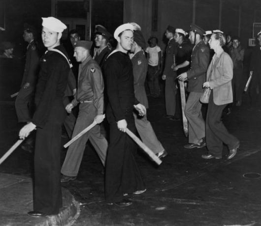 Amerikāņu jūrnieku un jūras kājnieku bandas, bruņotas ar nūjām Zoot Suit Riots laikā, Losandželosā, Kalifornijā, 1943. gada jūnijā.