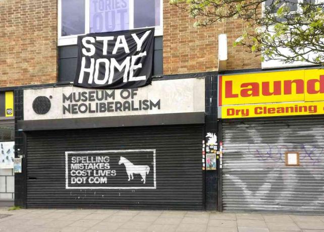 Liela UZTURĒŠANĀS MĀJAS zīme virs slēgta Neoliberālisma muzeja Lewsiham, Londonā, Anglijā.