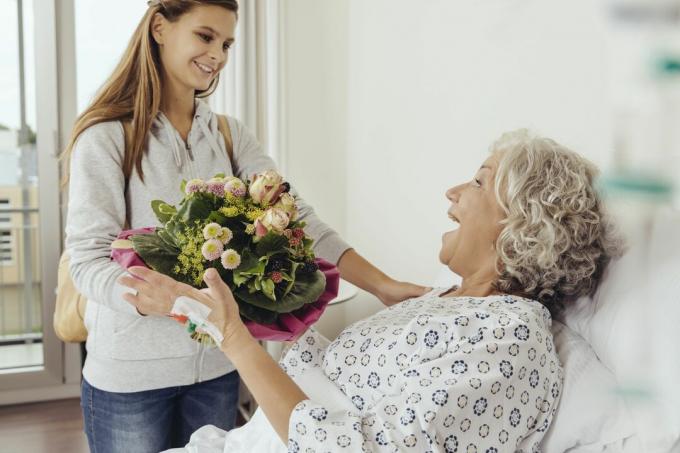 Mazmeita apmeklē vecmāmiņu slimnīcā, atnesot puķu ziedu