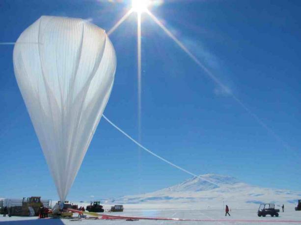 Kosmiskos starus var noteikt ar gaisa balonu lidojumiem.