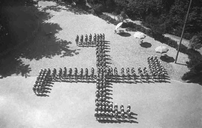 Itāļu meiteņu vasaras nometne, kas veido nacistu svastiku, 1942. gada 8. augustā, Dženova, Itālija.