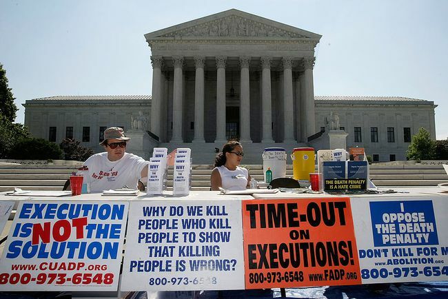 Aktīvisti piedalās nomodā pret nāvessodu pie ASV Augstākās tiesas 2008. gada 1. jūlijā Vašingtonā, DC.
