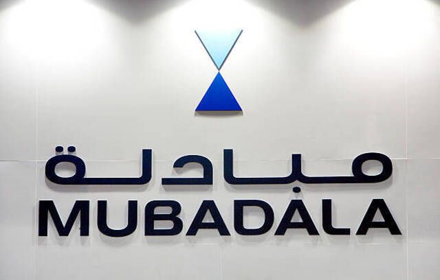 Mubadala Development Co logotips, kas redzams viņu izstāžu stendā Singapūras gaisa izstādes laikā Singapūrā