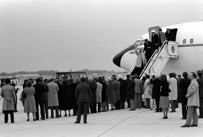 Atbrīvotie amerikāņi ķīlnieki izkāpj no gaisa spēku VC-137 Stratoliner lidmašīnas Freedom One, ierodoties bāzē, 1981. gada 27. janvārī.